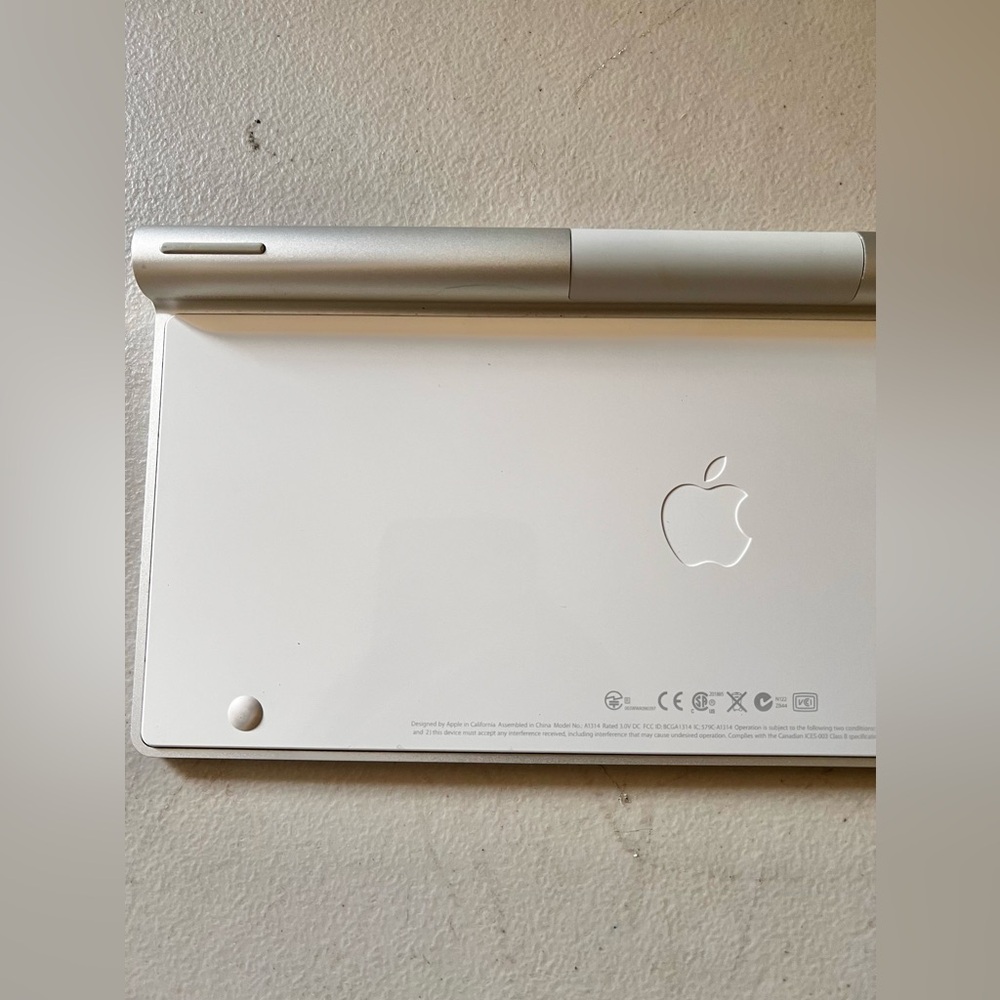 Original Apple Magic Keyboard (1) Bluetooth Wireless Model A1314 *Genuine Apple* - Picture 5 of 5